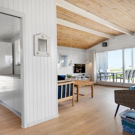 Well-maintained With Panoramic Views Of Begtrup Bay