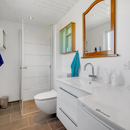 Well-maintained With Panoramic Views Of Begtrup Bay Semesterbostad *