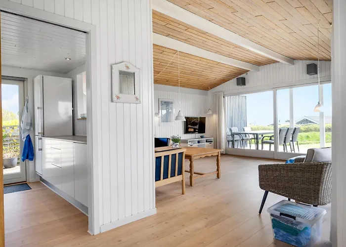 Well-maintained With Panoramic Views Of Begtrup Bay