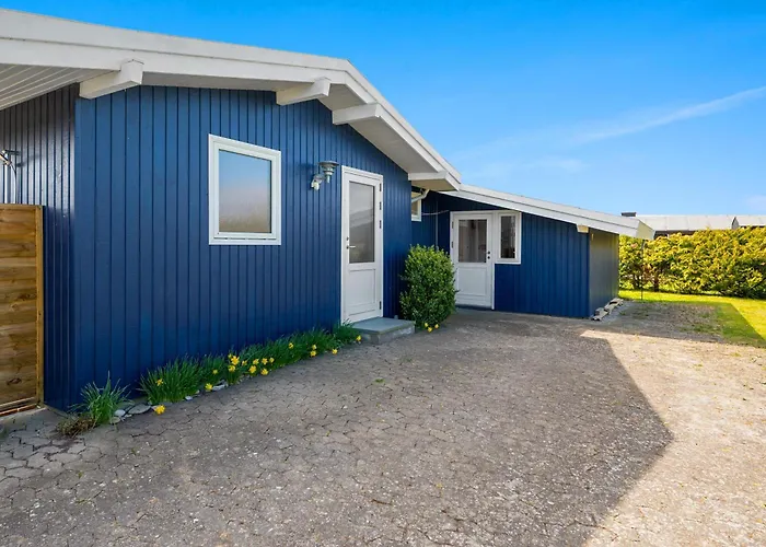 Well-maintained With Panoramic Views Of Begtrup Bay *